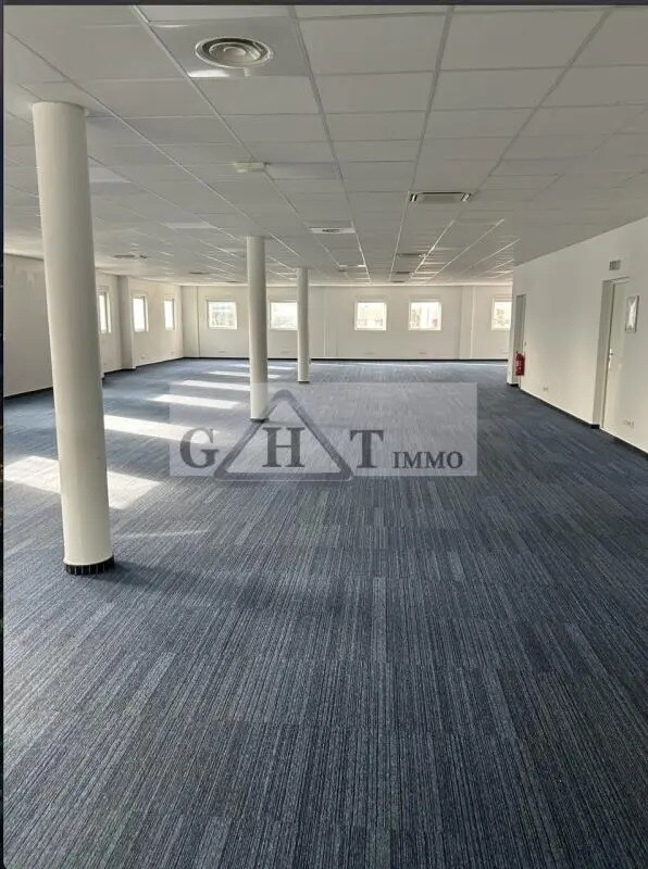 Office in Villeneuve-la-Garenne for lease Building Photo- Image 1 of 4