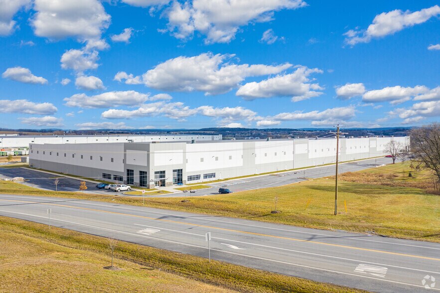 111 Logistics Dr, Shoemakersville, PA à louer - Photo du bâtiment - Image 1 de 5