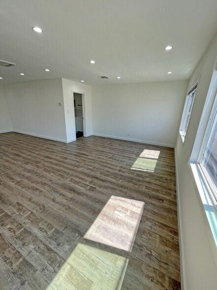 727-731 N La Brea Ave, Los Angeles, CA for lease - Interior Photo - Image 3 of 9