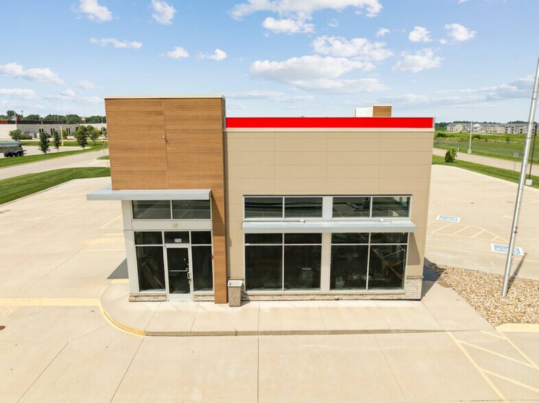 215 E Donald St, Waterloo, IA à louer - Photo du bâtiment - Image 2 de 6