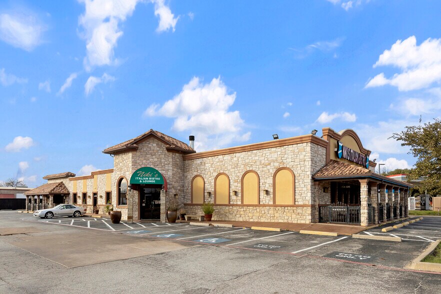 5249 Davis Blvd, North Richland Hills, TX à vendre - Photo du bâtiment - Image 2 de 14