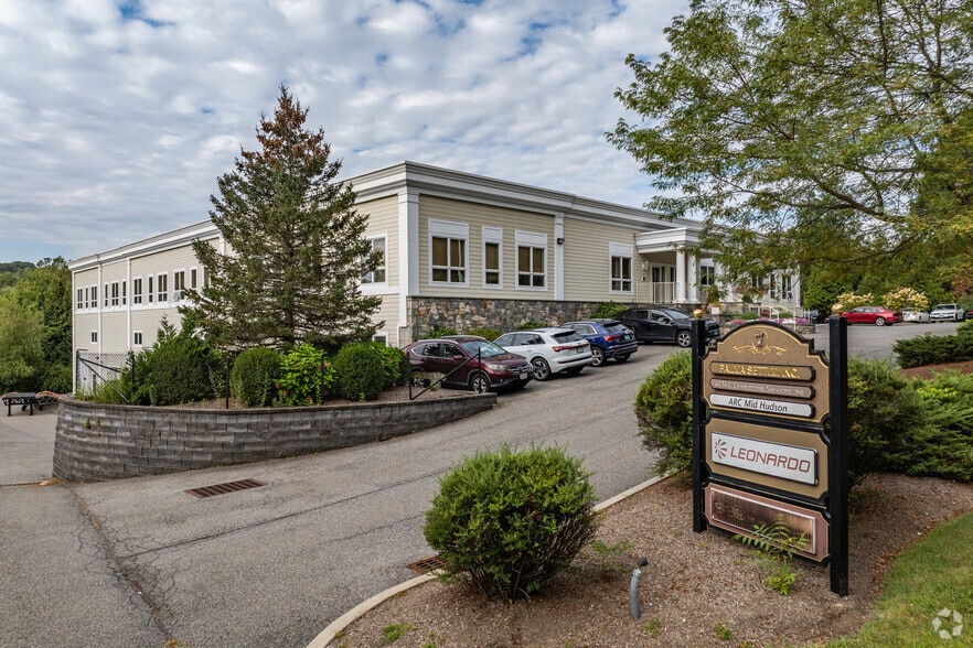 7 Sutton Pl, Brewster Village, NY à louer - Photo du bâtiment - Image 2 de 5
