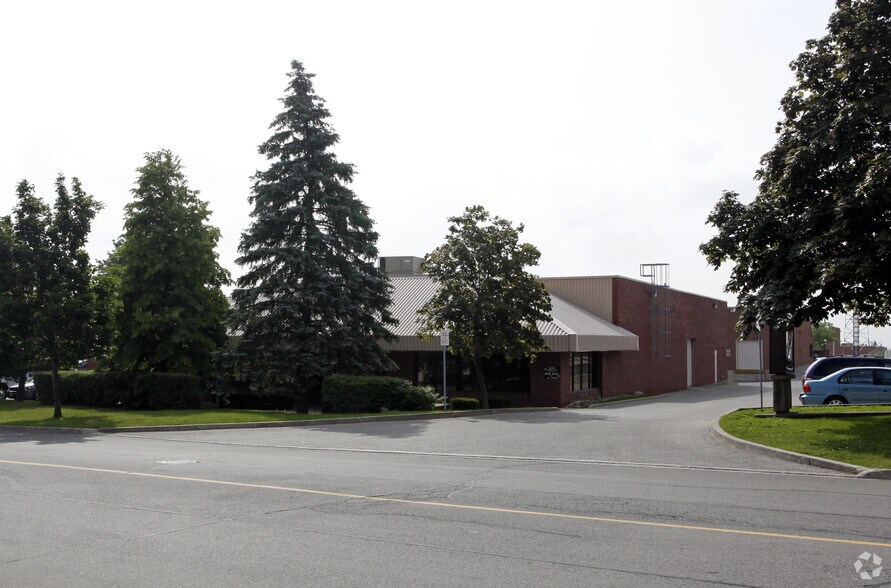 5650 Tomken Rd, Mississauga, ON à louer - Photo du bâtiment - Image 2 de 7