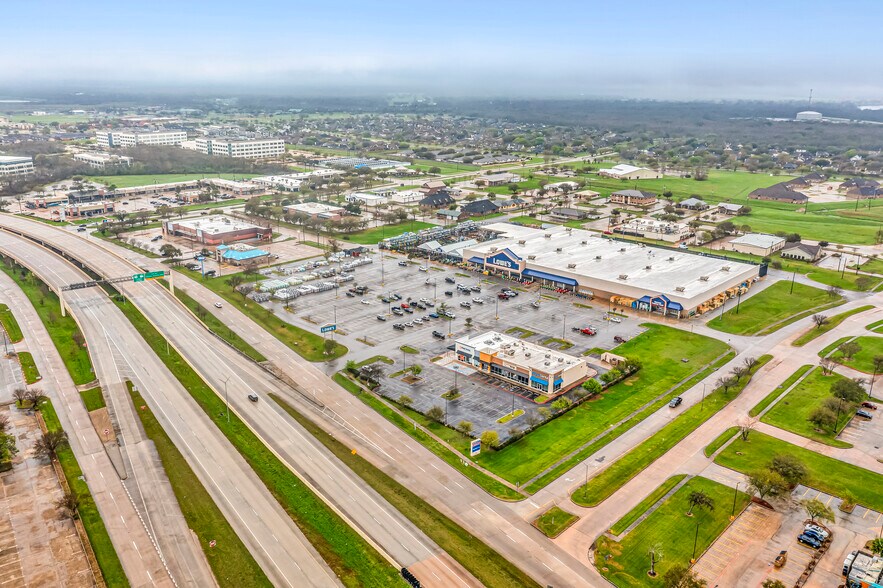 300 Tx-332, Lake Jackson, TX for sale - Building Photo - Image 2 of 4