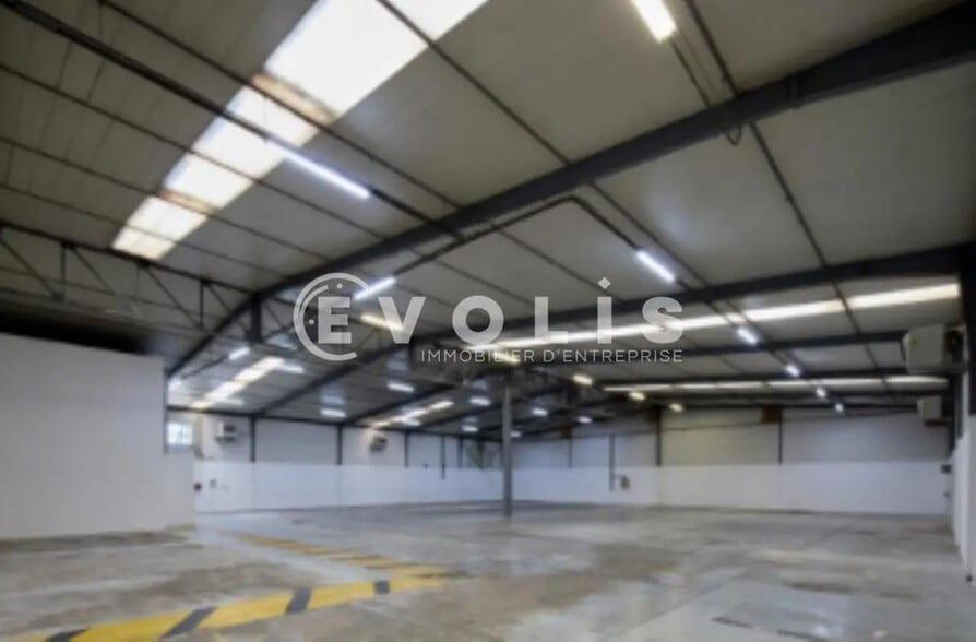 Flex in Morangis for lease - Interior Photo - Image 2 of 8