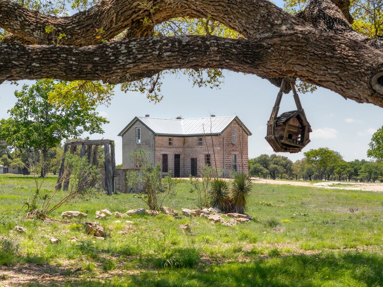 9695 US-290 Hwy, Hye, TX à vendre - Photo du bâtiment - Image 1 de 44