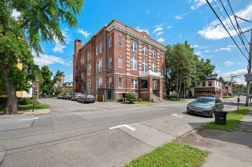 236 Wall St, Kingston, NY à louer - Photo du bâtiment - Image 2 de 21