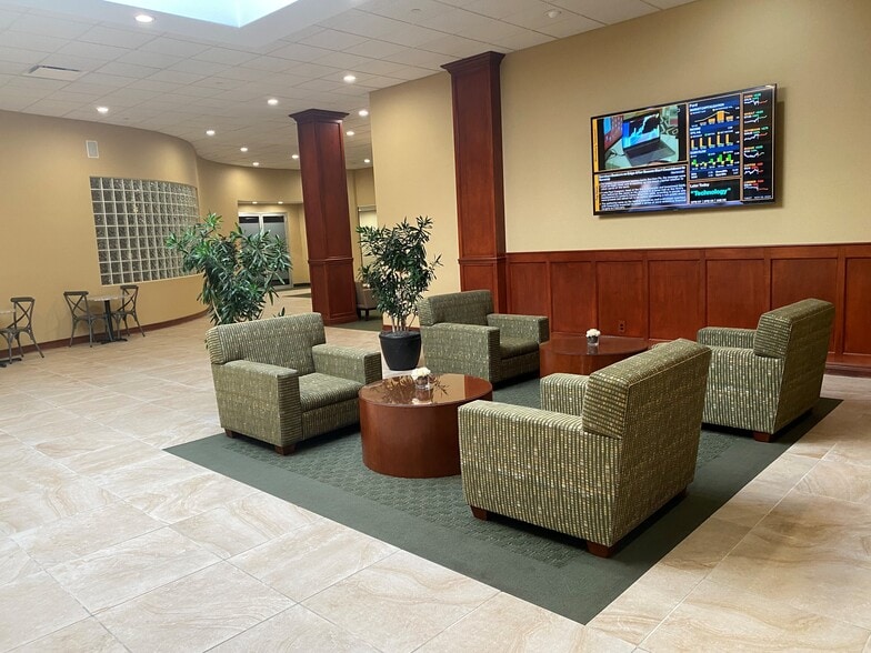 532 Broadhollow Rd, Melville, NY for lease - Interior Photo - Image 2 of 5