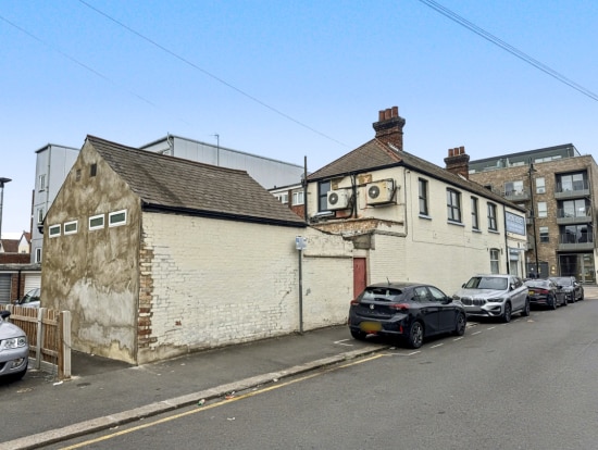 64 Victoria Rd, Romford for lease - Primary Photo - Image 2 of 8