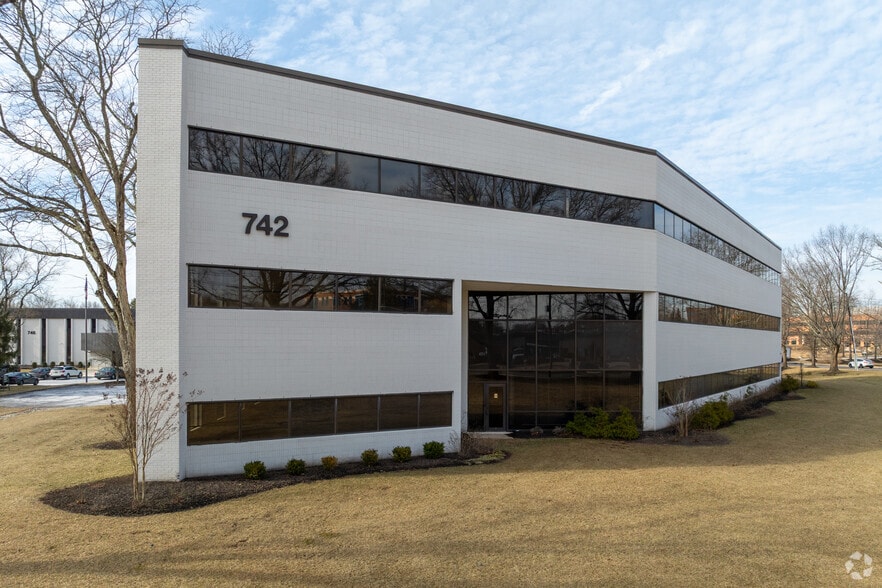 Renovated Value-Add Office Opportunity portfolio of 2 properties for sale on LoopNet.ca - Building Photo - Image 2 of 11