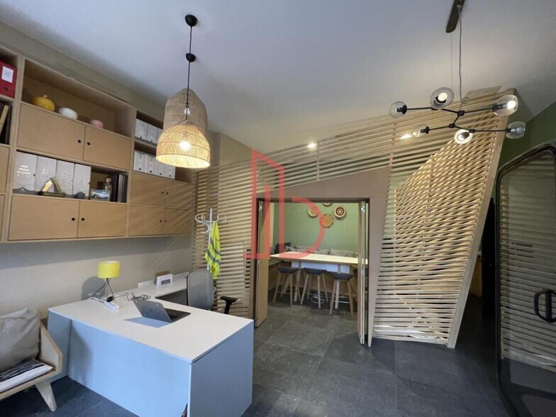 Office in Bordeaux for lease - Interior Photo - Image 2 of 5