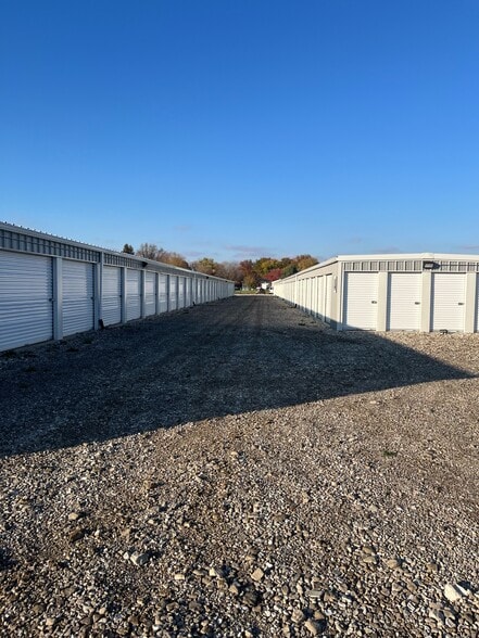 Executive Storage portfolio of 2 properties for sale on LoopNet.ca - Building Photo - Image 2 of 6