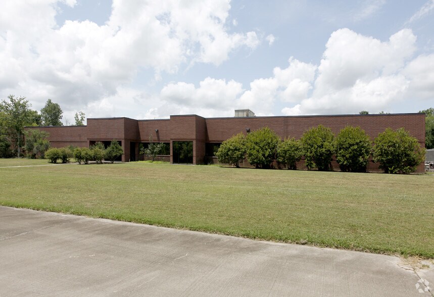 4023 Technology Dr, Angleton, TX à louer - Photo du bâtiment - Image 3 de 5