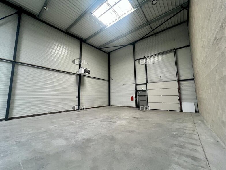 Flex in Saint-Denis for lease - Interior Photo - Image 1 of 8