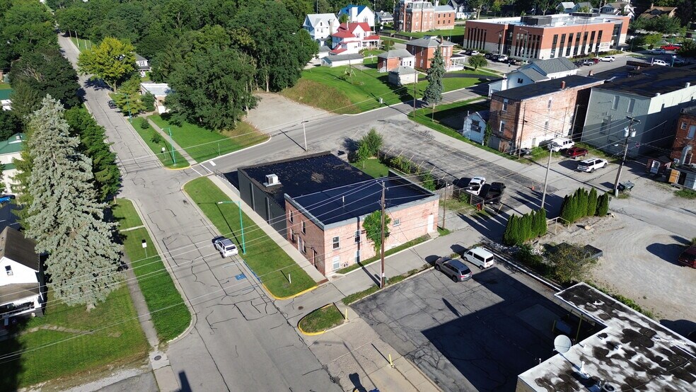 111 W Hazel St, Albion, IN à vendre - Photo du bâtiment - Image 3 de 38