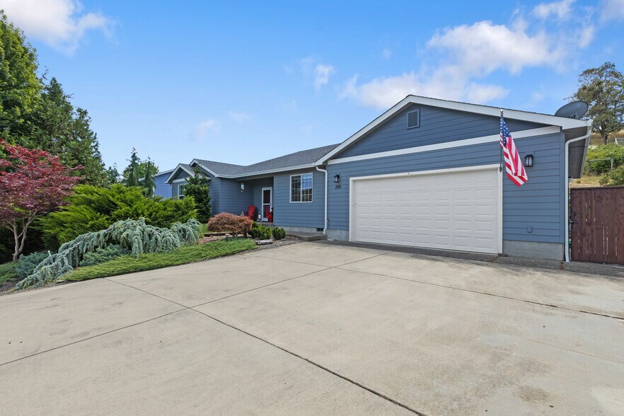 200 Rainbow Ridge Ave, Roseburg, OR à vendre - Photo principale - Image 1 de 1