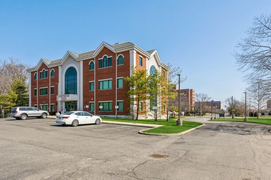 267 Carleton Ave, Central Islip, NY à louer - Photo du bâtiment - Image 2 de 15