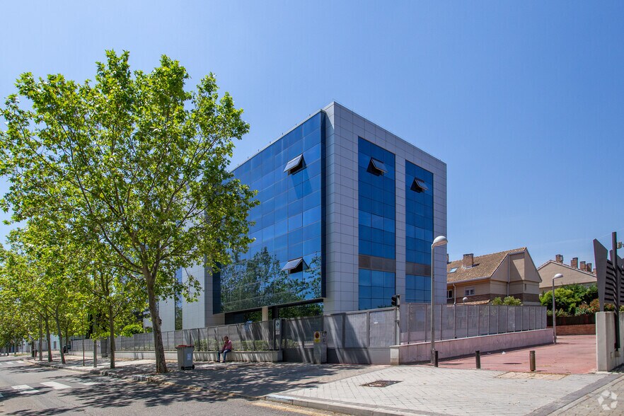Calle Bahía de Pollensa, 5-7, Madrid, Madrid à louer - Photo du bâtiment - Image 3 de 3