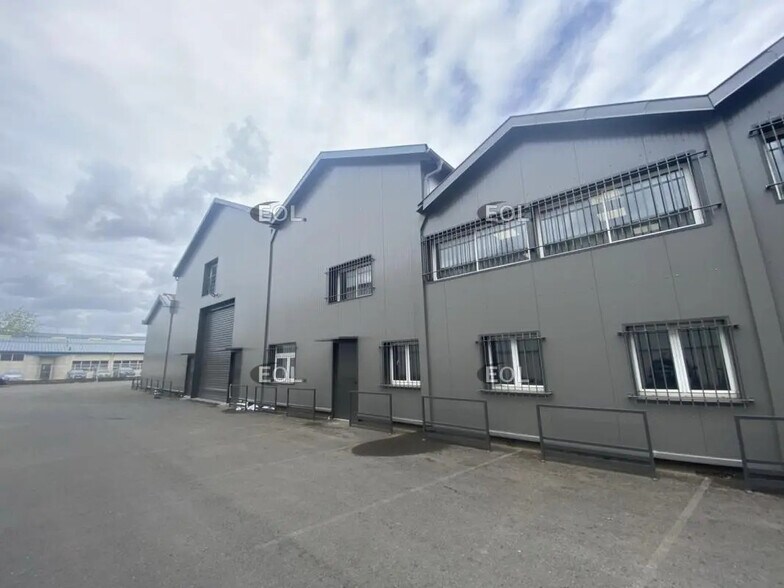 Office in La Courneuve for lease - Building Photo - Image 1 of 1