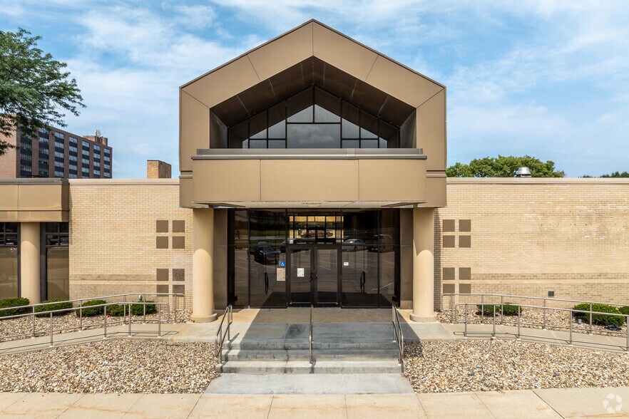 191 W 5th St, Waterloo, IA à vendre - Photo du bâtiment - Image 2 de 6