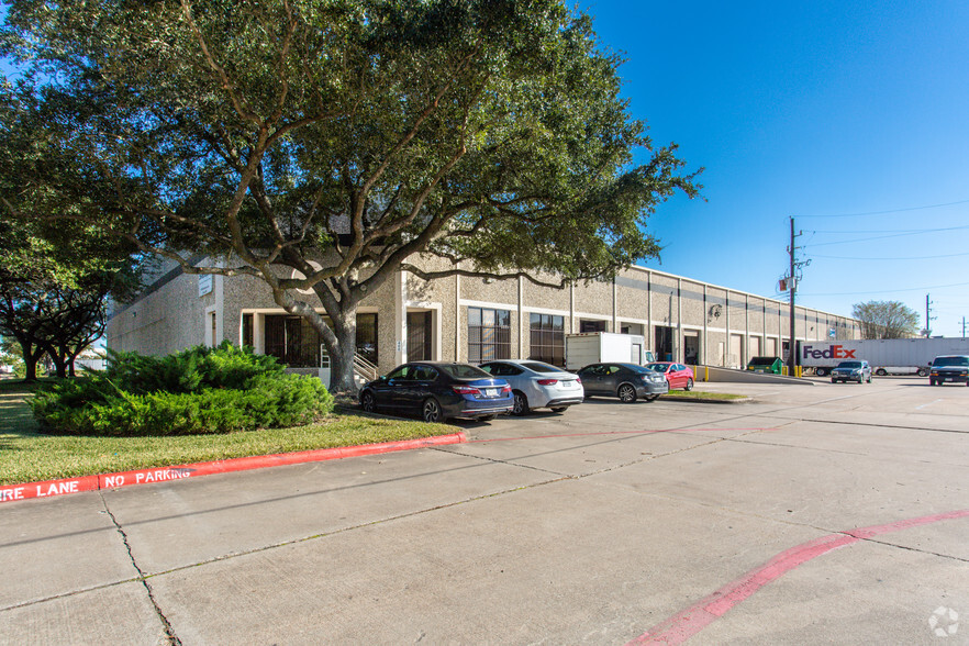 7240 Brittmoore Rd, Houston, TX for lease - Building Photo - Image 1 of 19