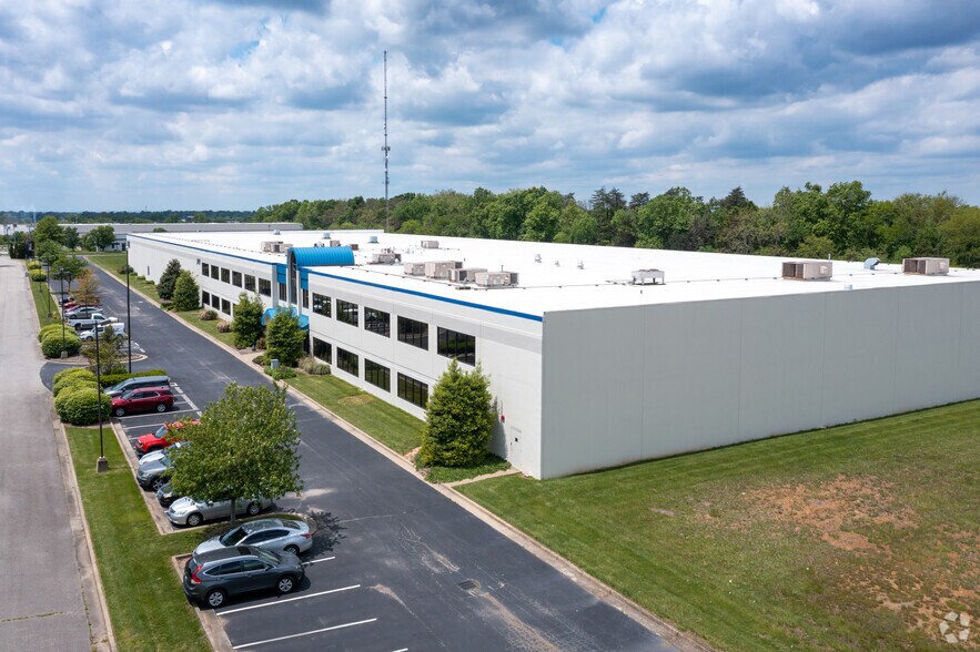 2100-2200 Ampere Dr, Louisville, KY à louer - Photo principale - Image 1 de 4