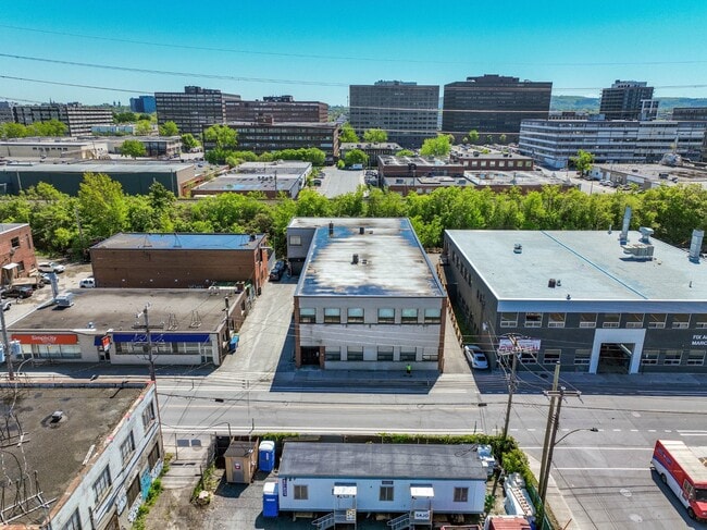 Plus de détails pour 350 Rue De Port-Royal O, Montréal, QC - Industriel à vendre