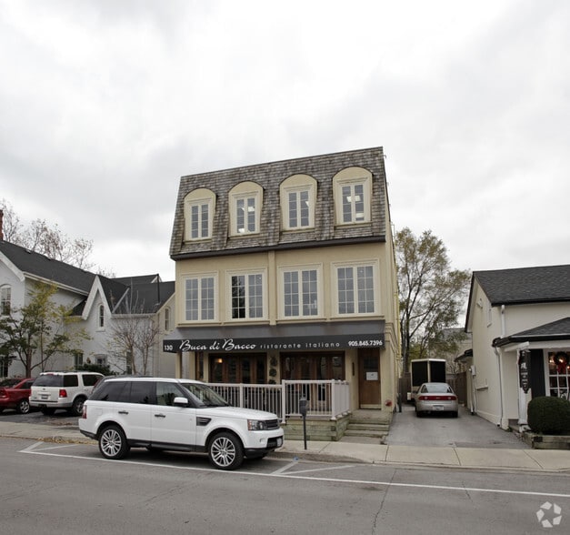 130 Thomas St, Oakville, ON à louer - Photo du bâtiment - Image 2 de 4