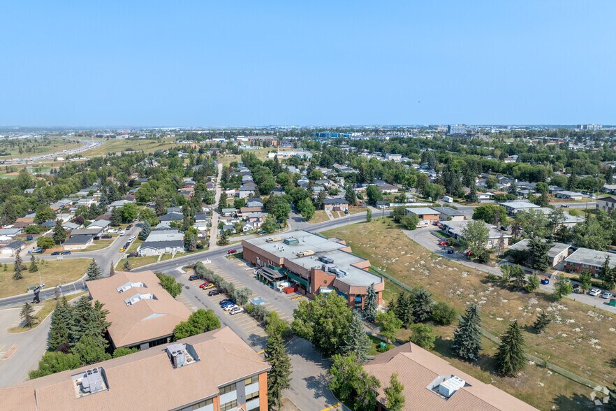 1709 8th Ave NE, Calgary, AB à vendre - Aérien - Image 3 de 4
