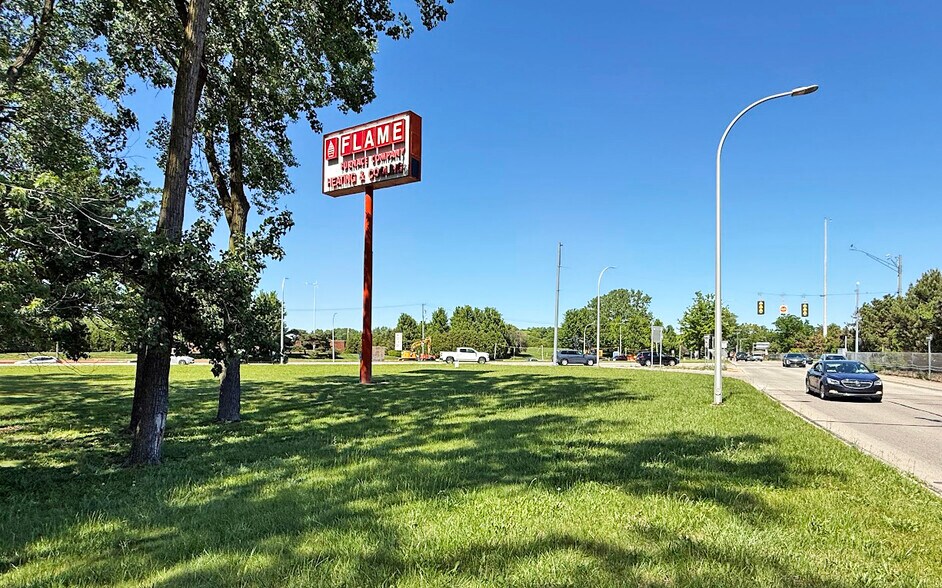 2200 E Eleven Mile Rd, Warren, MI à louer - Photo du bâtiment - Image 2 de 14