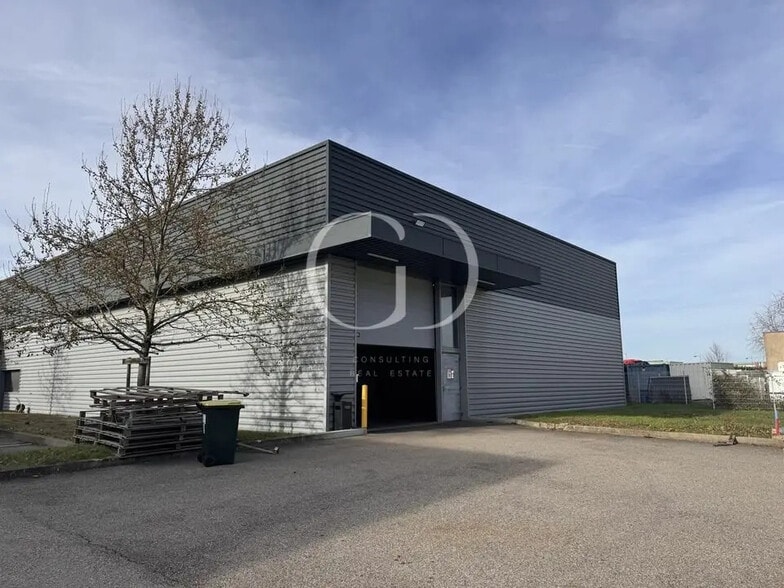 Flex in Meyzieu for sale - Building Photo - Image 1 of 6