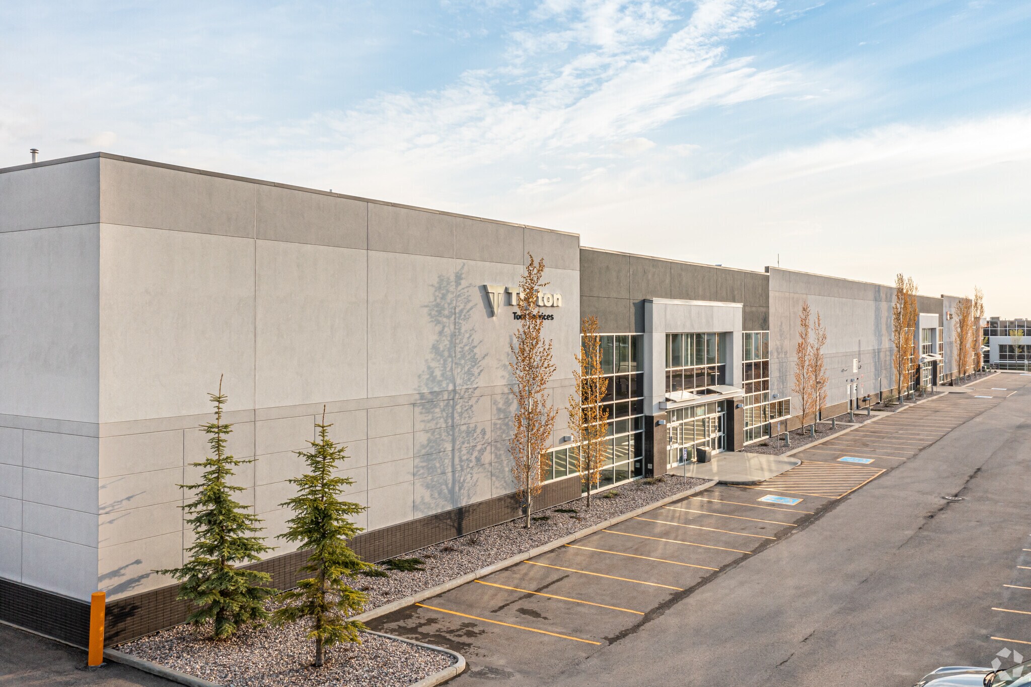 6404-6418 Roper Rd NW, Edmonton, AB à vendre Photo principale- Image 1 de 1