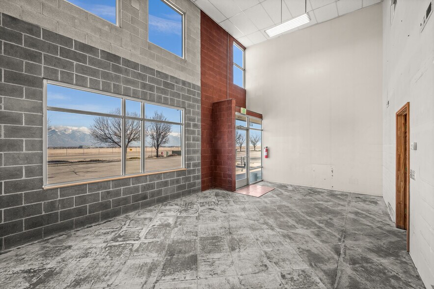 6708-6732 S Airport Rd, West Jordan, UT à louer - Photo du bâtiment - Image 3 de 20
