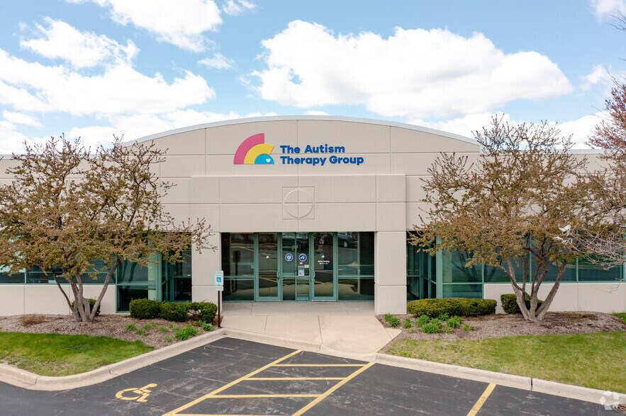 991-999 Oak Creek Dr, Lombard, IL à louer - Photo du bâtiment - Image 2 de 4