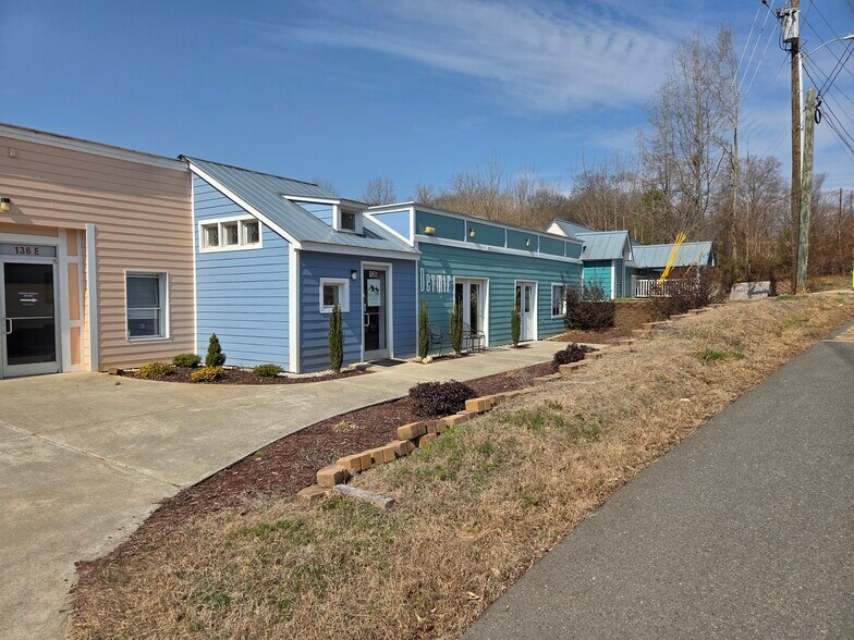 136 Fayetteville St, Pittsboro, NC à louer - Photo du bâtiment - Image 2 de 13