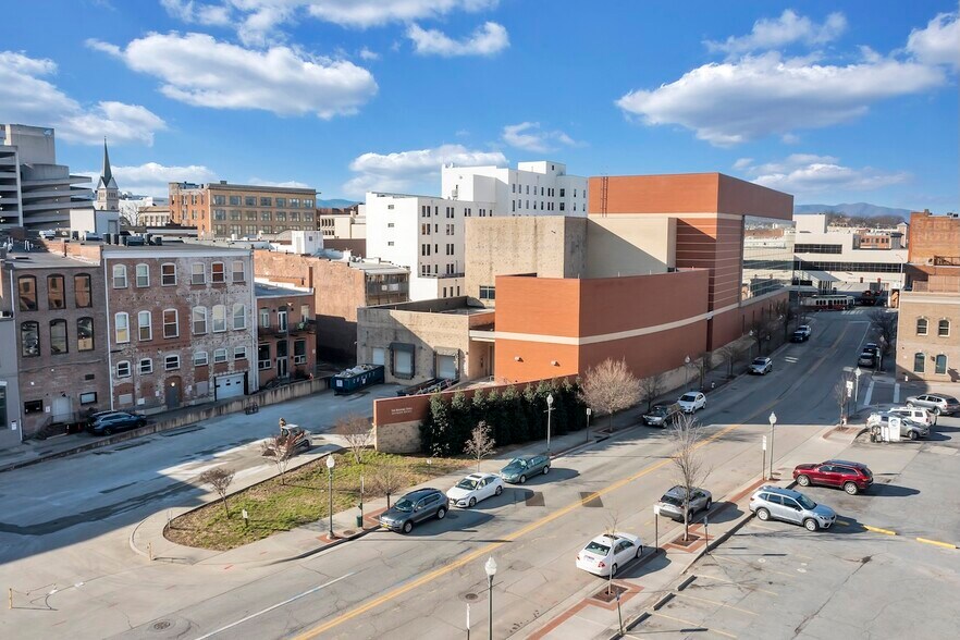 120 Salem Ave SW, Roanoke, VA à vendre - Photo du bâtiment - Image 3 de 51