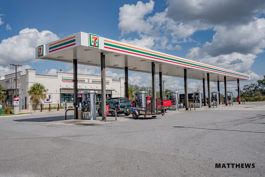 16161 Spring Hill Dr, Brooksville, FL à vendre - Photo du bâtiment - Image 2 de 4