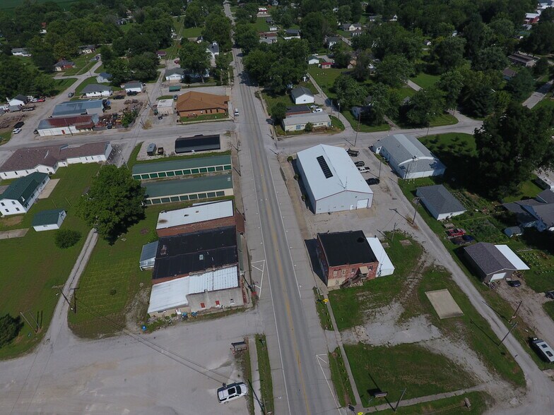 107 W Main St, Coffeen, IL à vendre - Photo du bâtiment - Image 2 de 47