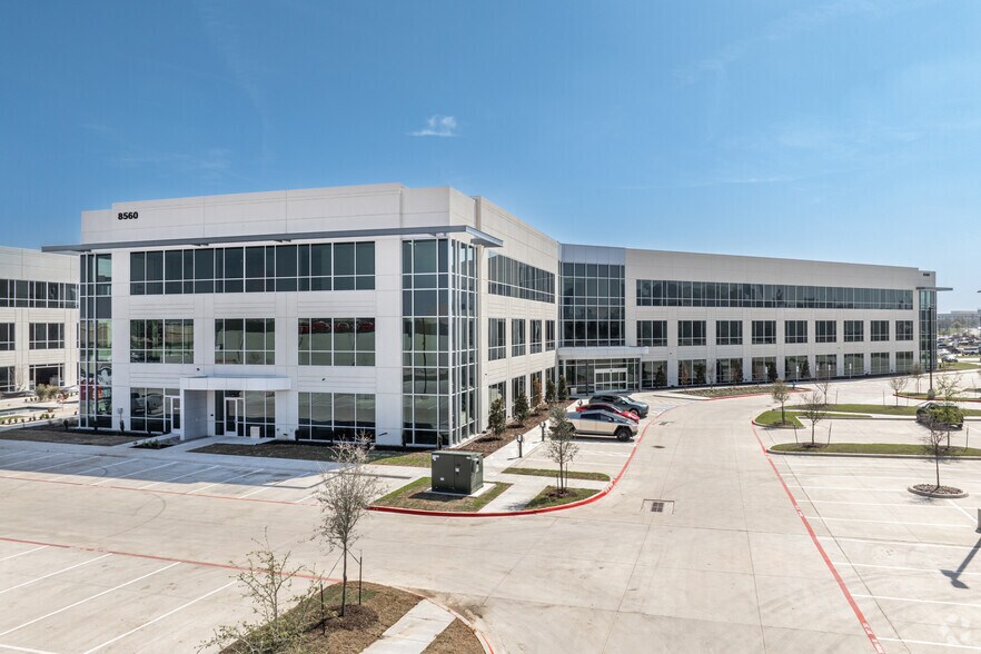 8560 Belleview Dr, Plano, TX à louer - Photo du bâtiment - Image 3 de 21
