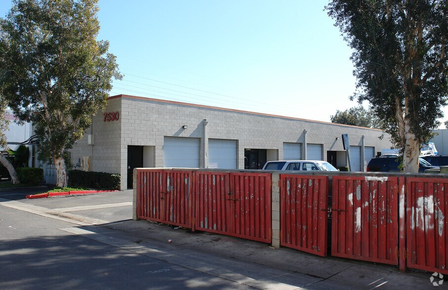 7530-7540 Orangewood Ave, Stanton, CA à louer - Photo du bâtiment - Image 3 de 4