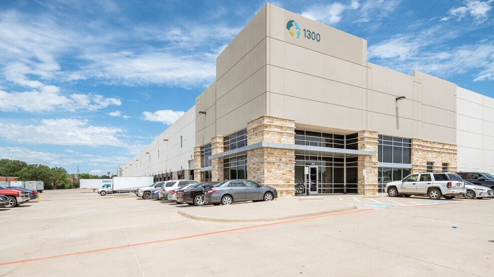 1300 N State Highway 360, Grand Prairie, TX à louer - Photo du bâtiment - Image 1 de 5