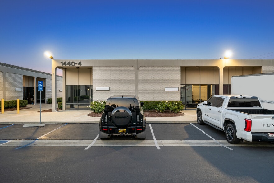 1440 S State College Blvd, Anaheim, CA à louer - Photo du bâtiment - Image 2 de 5