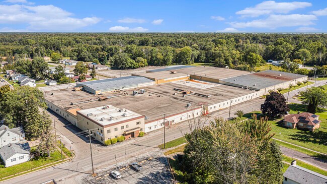 Plus de détails pour 401 E 5th St, Pinconning, MI - Industriel à vendre