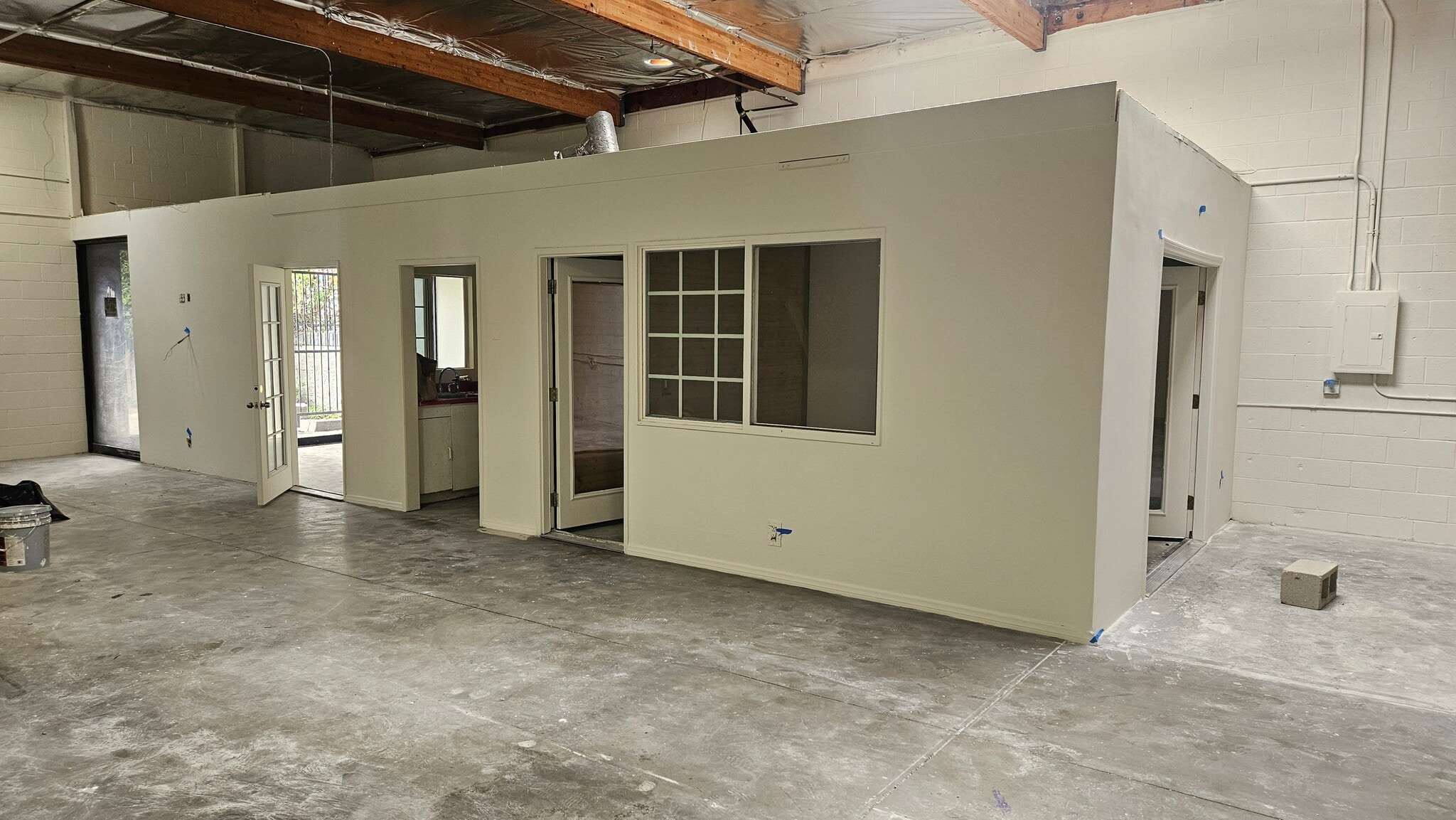 7647 Hayvenhurst Ave, Van Nuys, CA à louer Photo intérieure- Image 1 de 4