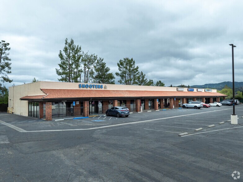 24450 Lyons Ave, Newhall, CA à louer - Photo du bâtiment - Image 3 de 6