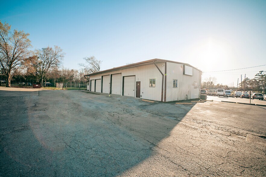 809 Old Montgomery Rd, Conroe, TX à louer - Photo du bâtiment - Image 3 de 8