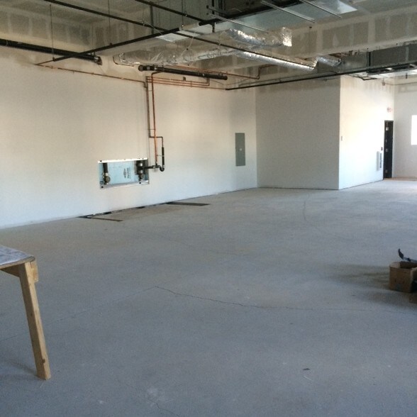 670 Washington St, Attleboro, MA for sale - Interior Photo - Image 2 of 36