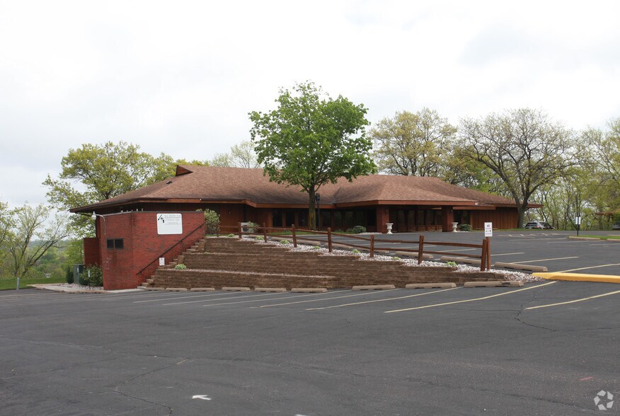 1030 Oak Ridge Dr, Eau Claire, WI à louer - Photo du bâtiment - Image 2 de 3