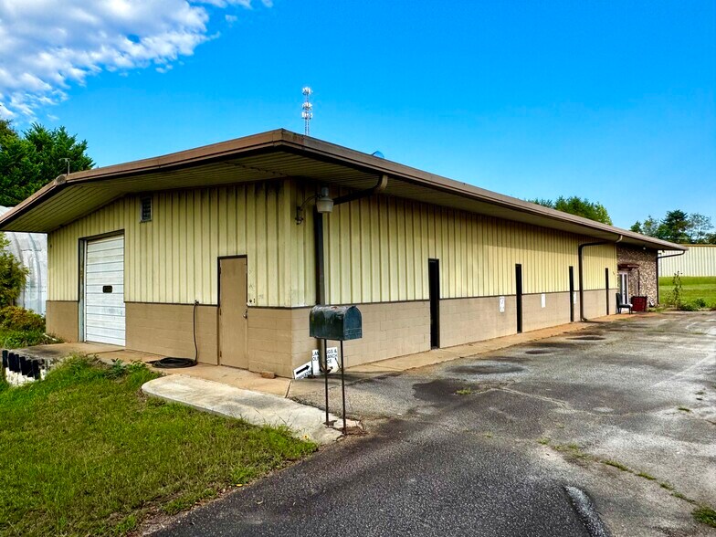 Flex building portfolio for sale portefeuille de 2 propriétés à vendre sur LoopNet.ca - Photo du bâtiment - Image 3 de 3