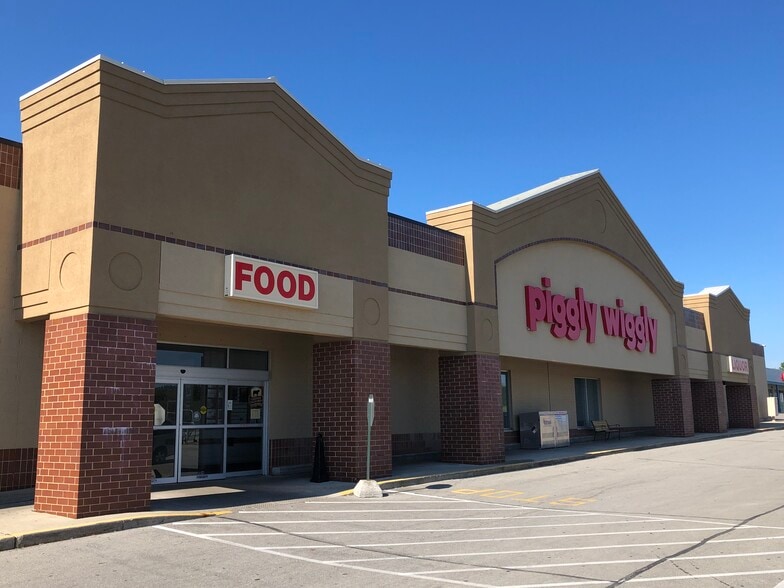 101-215 W Seven Hills Rd, Port Washington, WI à louer - Photo du bâtiment - Image 1 de 3